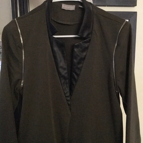 🧥 - Picture 2 of 5